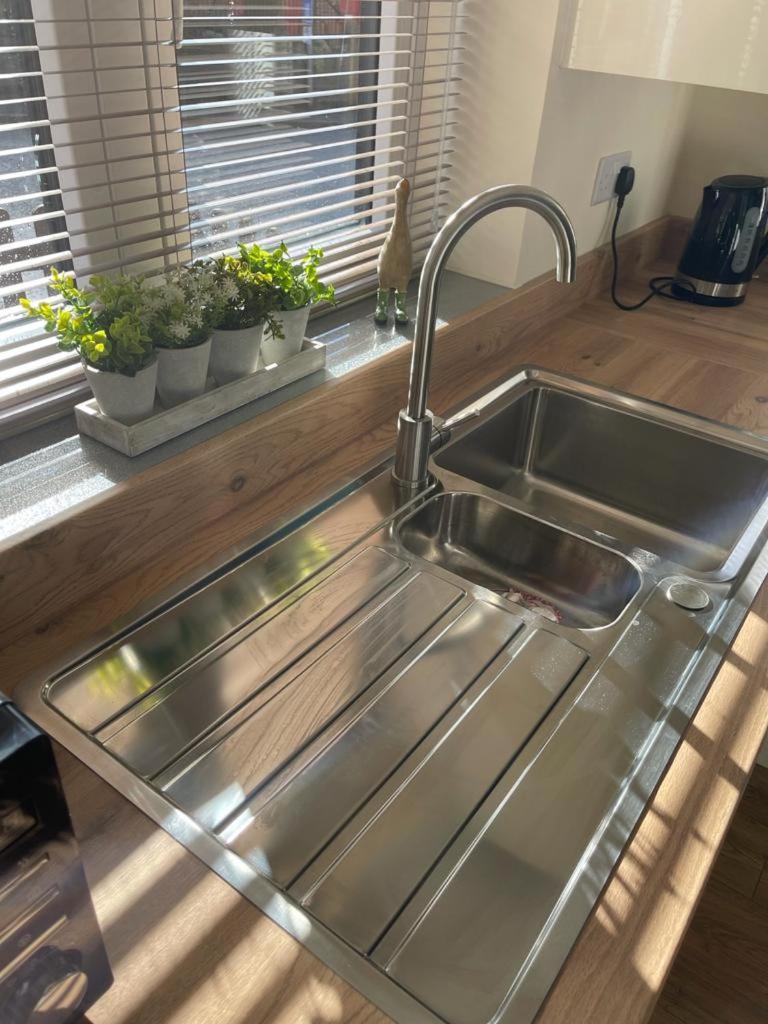 Pet Friendly Ashbourne With Parking